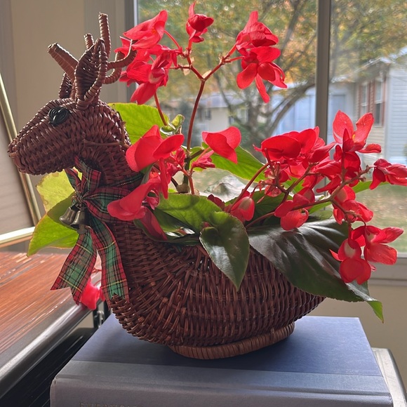 Vintage Reindeer Wicker Basket 10"x10" Christmas Decoration Organizer Planter. - Picture 2 of 8